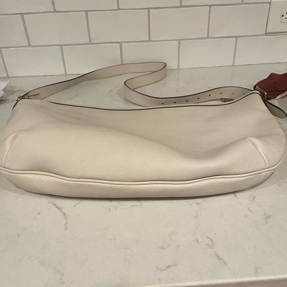 Beautiful Gucci half moon leather hobo bag. Like new! Perfect condition - Picture 4 of 9
